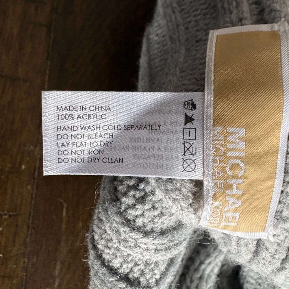 NWT Michael Kors Gray Silver Ribbed Hat Pom Beanie Warm Chic Ski‎ Snow